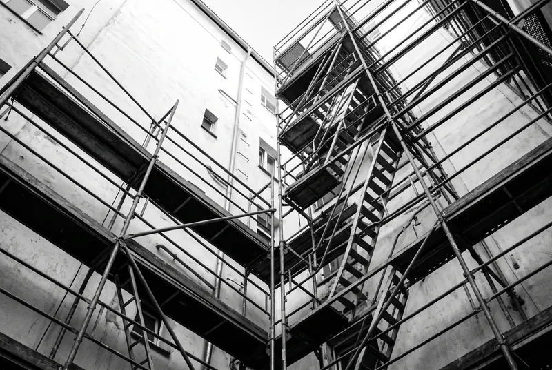 Gerüst vor einer hellen Putzfassade