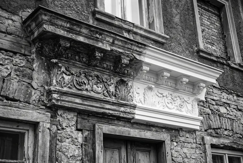 Historisches Stuckgesims, teilweise restauriert